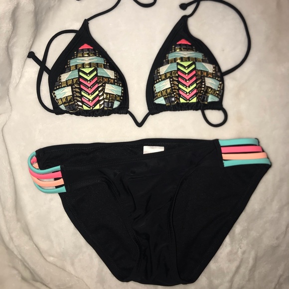 Bikini - Picture 1 of 1